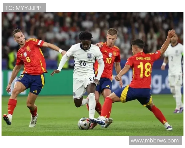 法国足球明星因伤缺阵球队关键比赛球迷忧心忡忡